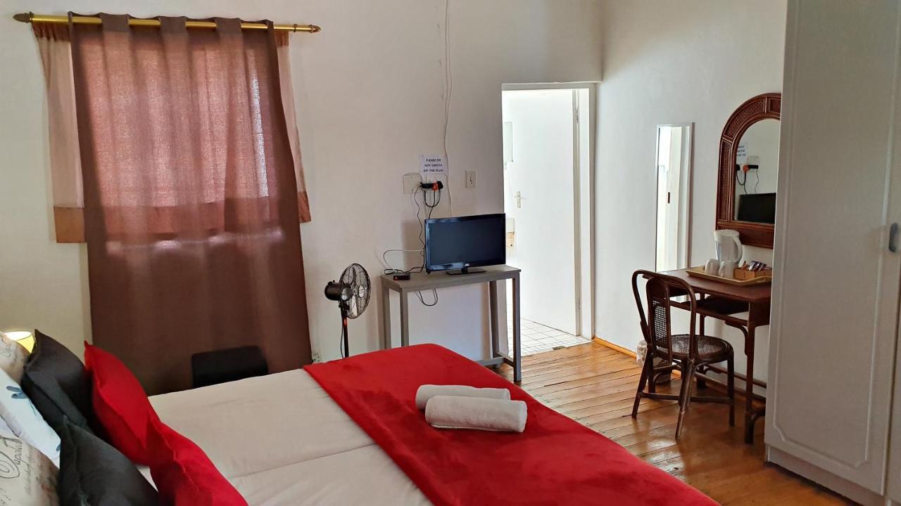 Lake Motel Хартбееспоорт Екстериор снимка