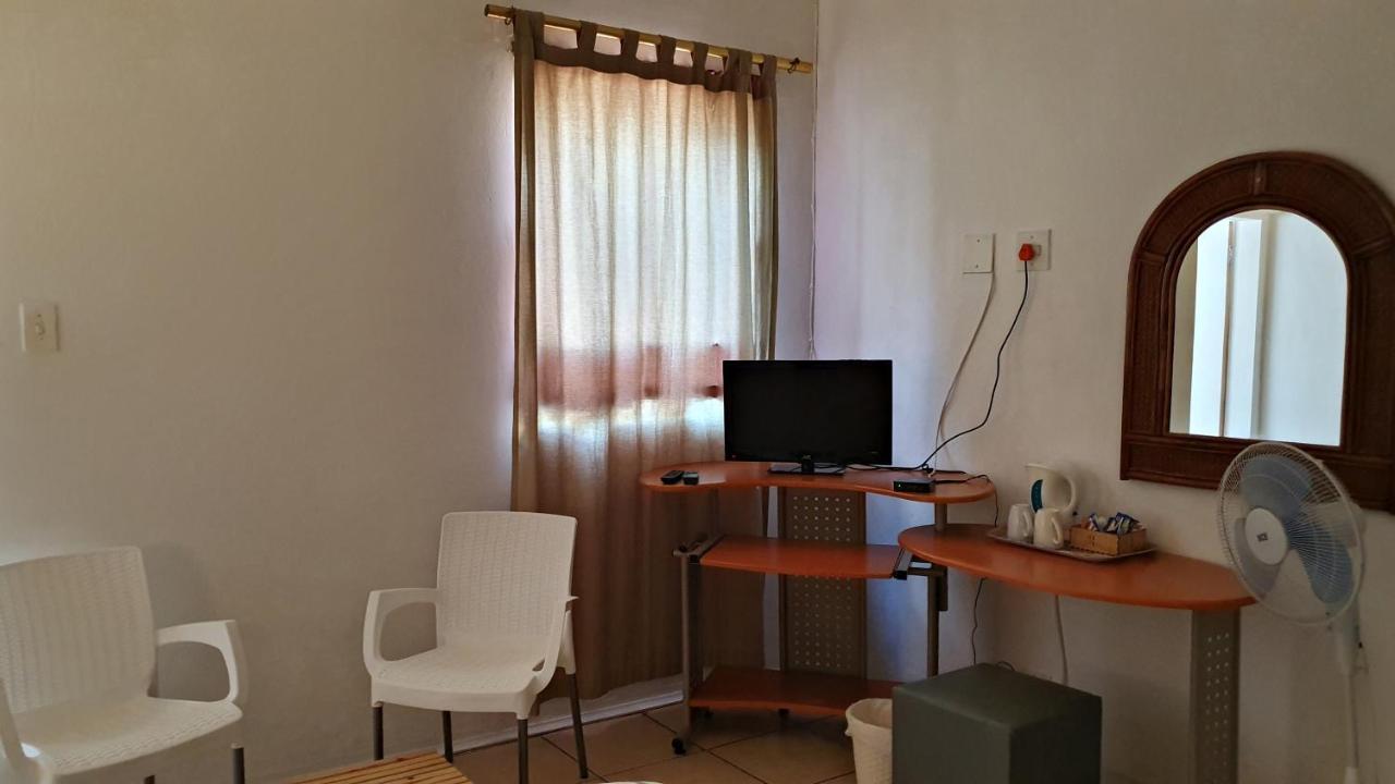 Lake Motel Хартбееспоорт Екстериор снимка