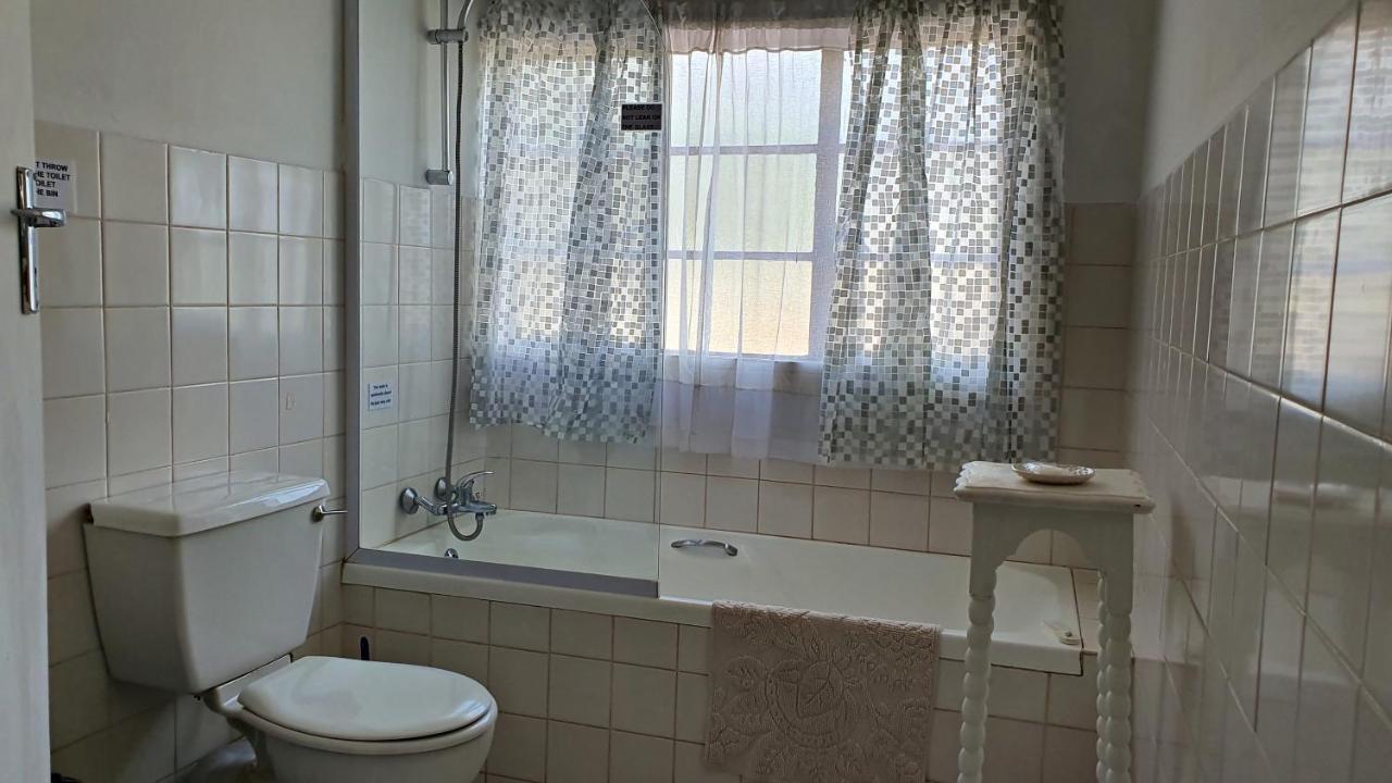 Lake Motel Хартбееспоорт Екстериор снимка