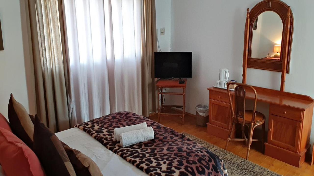 Lake Motel Хартбееспоорт Екстериор снимка